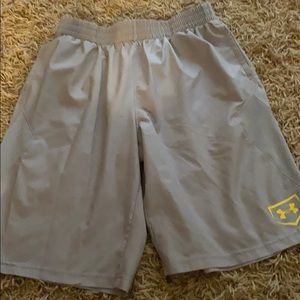 Under Armour Shorts Youth Large